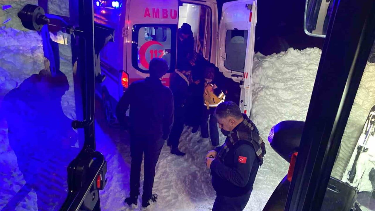 Hakkari'de Ambulansa Belediye Karla Mücadele Desteği