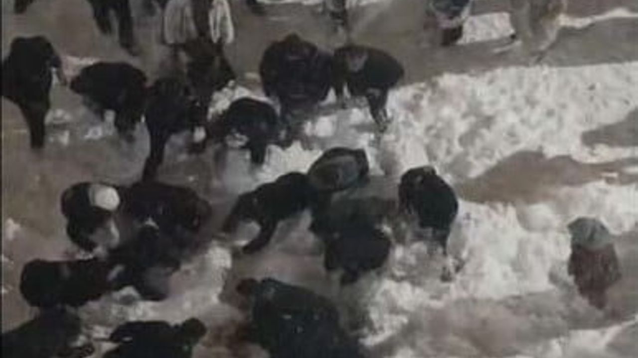 Hakkâri'de çatıda biriken kar düştü: Kız öğrenci yaralandı