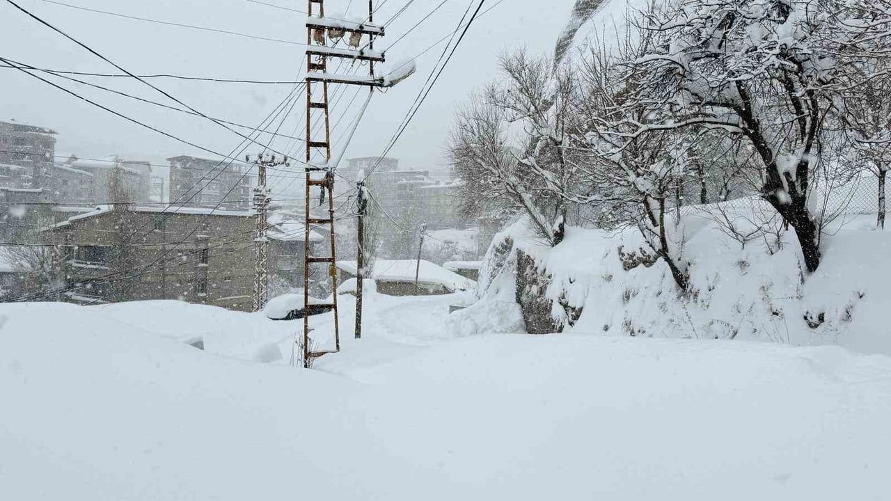 Hakkari'de Kar: 43 Yerleşim Yerinin Yolu Kapandı