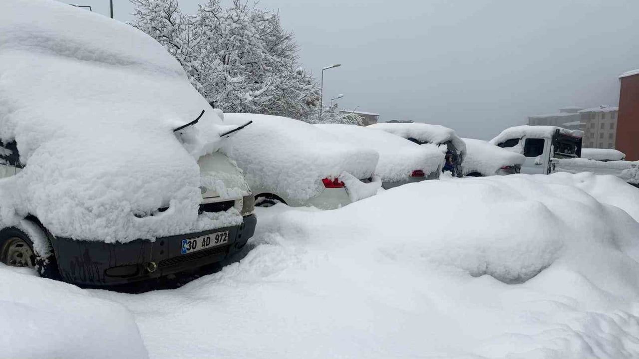 Hakkari'de Kar Afeti: Şehir Merkezi 2, Yüksek Kesimler 3 Metre