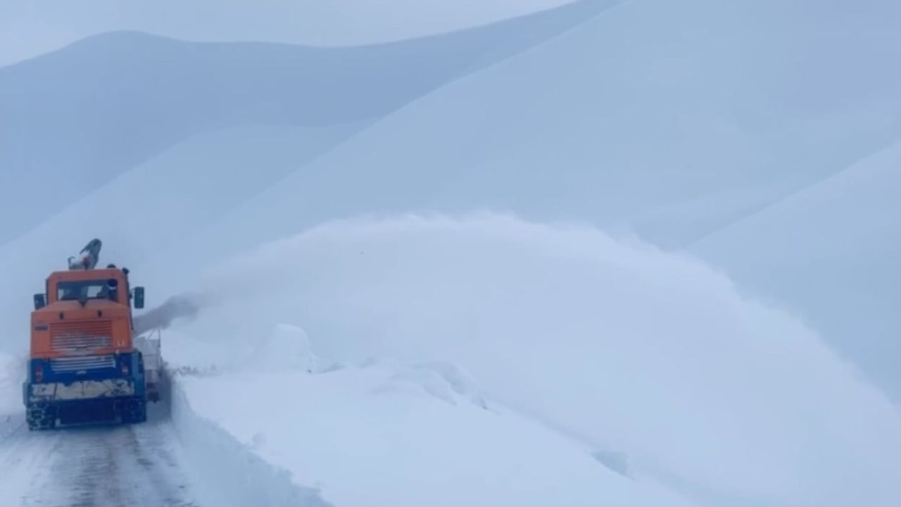 Hakkari'de Kar Esareti: 357 Yerleşim Yeri Ulaşıma Kapandı