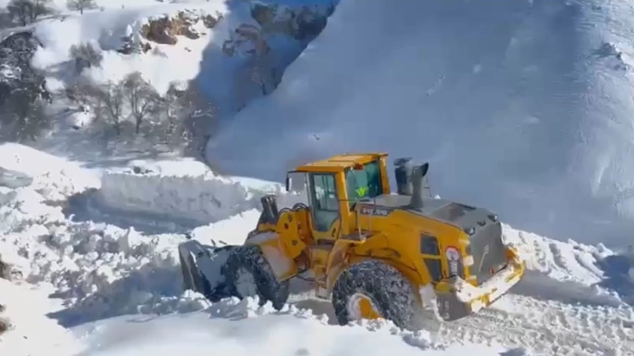 Hakkari'de Kar Yağışı: 42 Yerleşim Yerine Ulaşım Kapandı