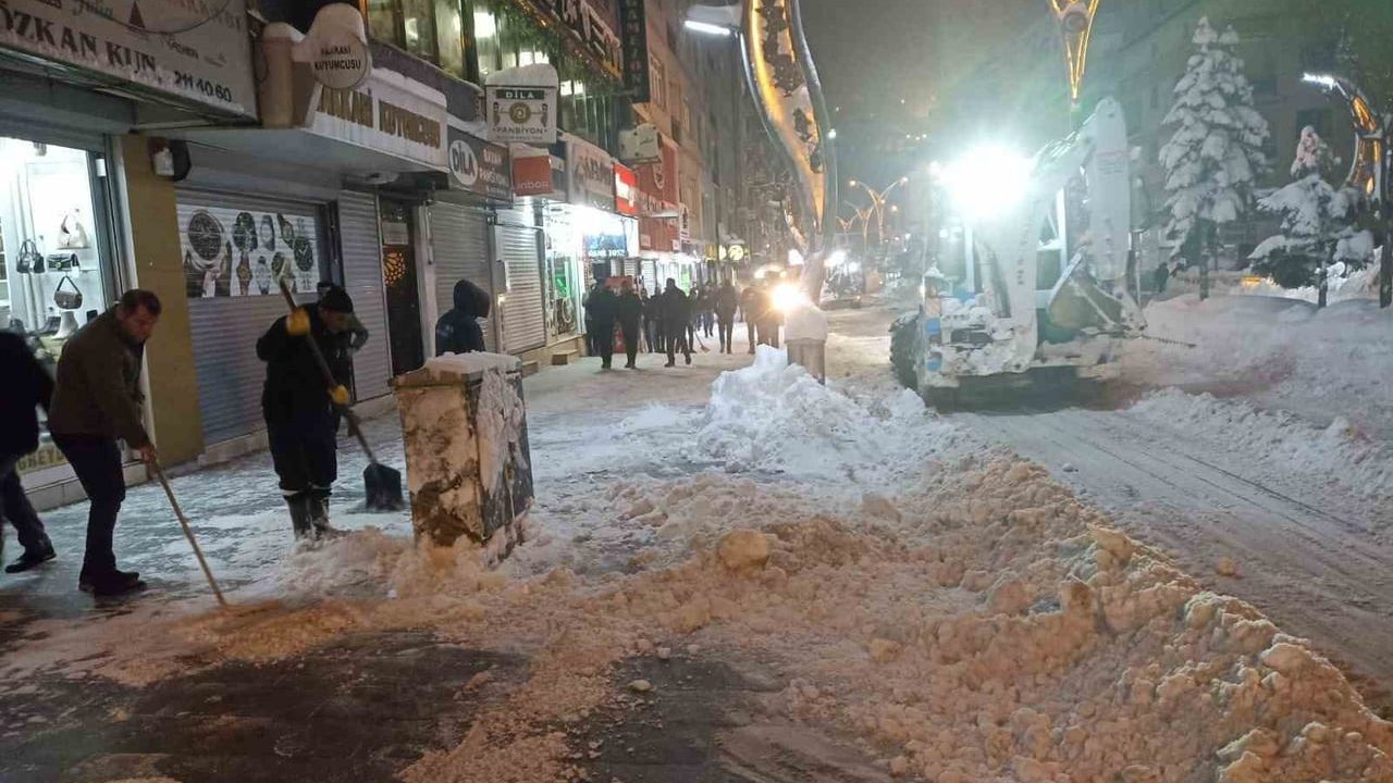 Hakkari'de Kar Yığınları Şehir Dışına Taşınıyor