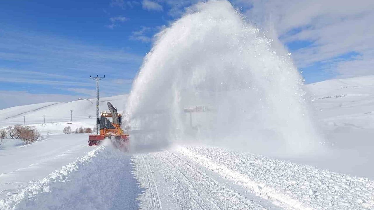 Hakkari'de Karla Mücadele: 294 Yol Ulaşıma Açıldı