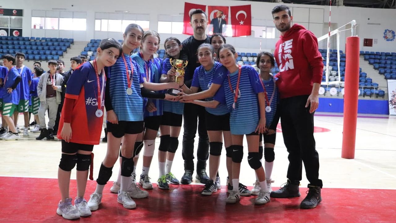 Hakkâri'de Küçükler Voleybol İl Birinciliği — Yüksekova'dan Çifte Şampiyonluk