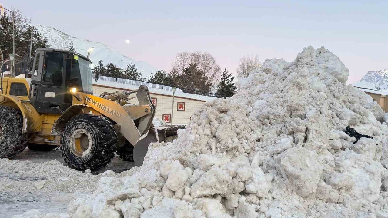 Hakkari'de Tonlarca Kar Şehir Dışına Taşınıyor — 29 Araç, 60 Personelle Mücadele