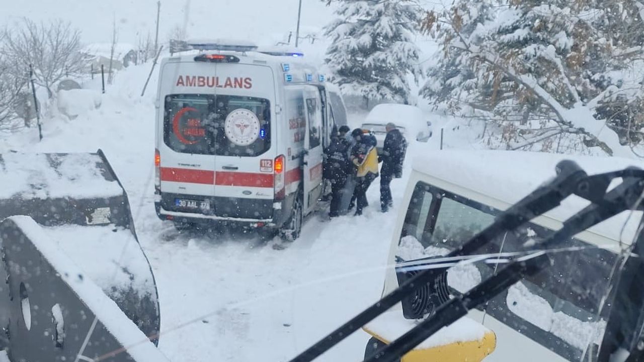 Hakkari’de Yolda Kalan Ambulans Belediyenin Müdahalesiyle Kurtarıldı