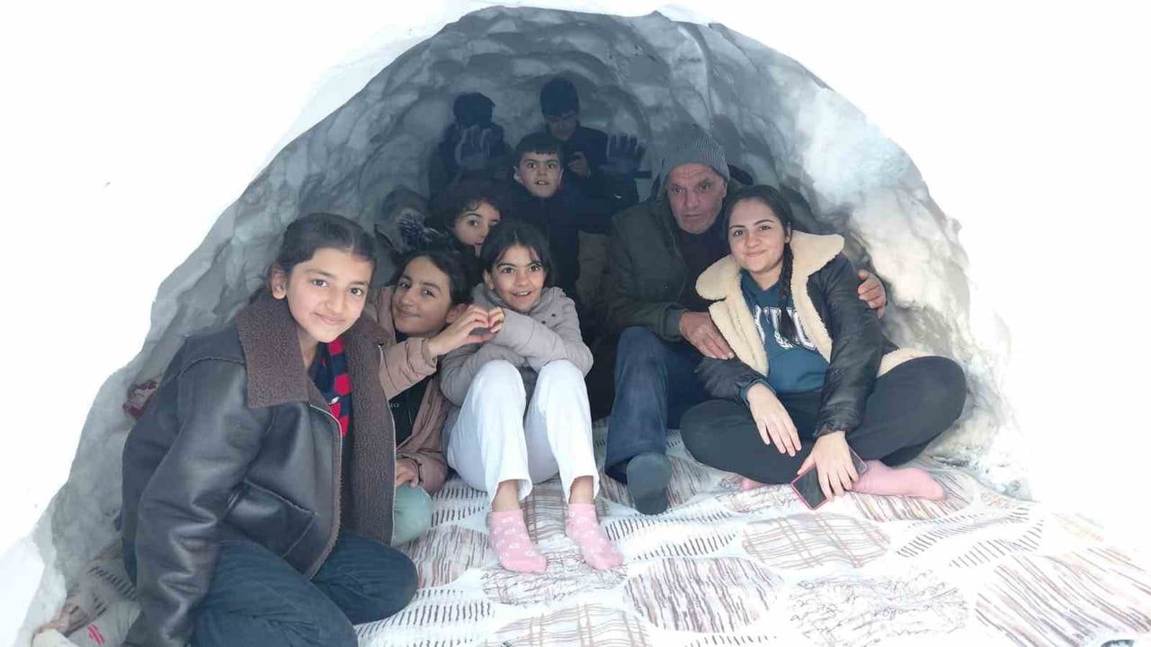 Hakkari'de Yunus Bal'dan 3 Metrelik İglo: Kar Eğlenceye Döndü