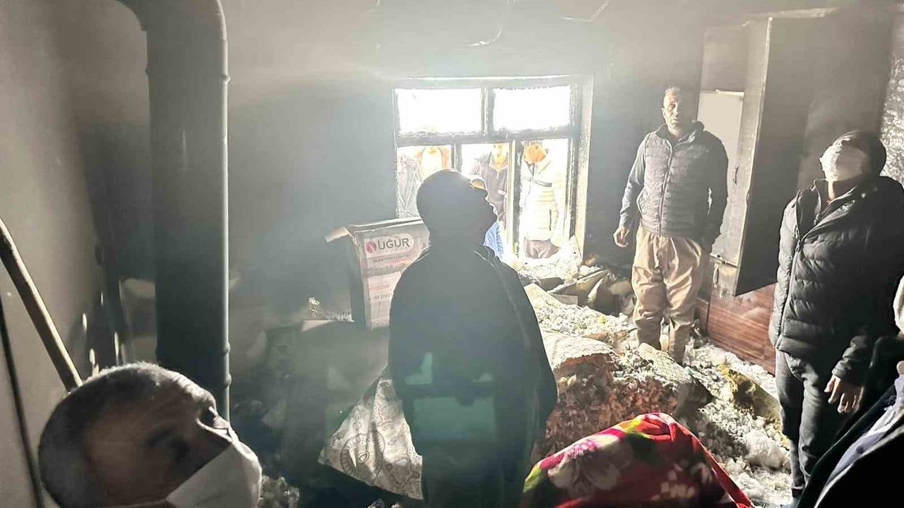 Hakkari Derecik'te Ev Yangını: Aralık Köyünde Sıddık Sihe'ye Ait Ev Hasar Aldı