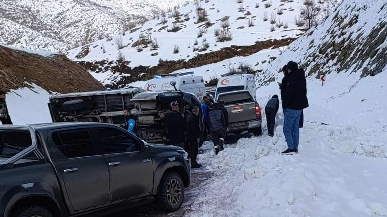 Hakkari Derecik'te Trafik Kazası: Yaylapınar'da 2 Yaralı