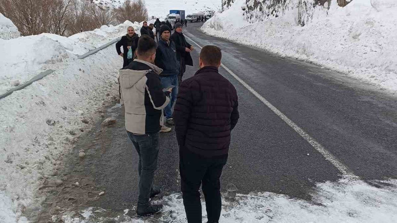 Hakkari-Van Kara Yolu'nda Çığ: Onlarca Araç Mahsur Kaldı