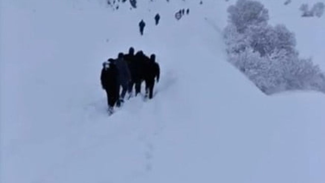 Hakkari-Van Kara Yolunda Çığ: 100 Kişi Çanaklı Köyünde Misafir Edildi