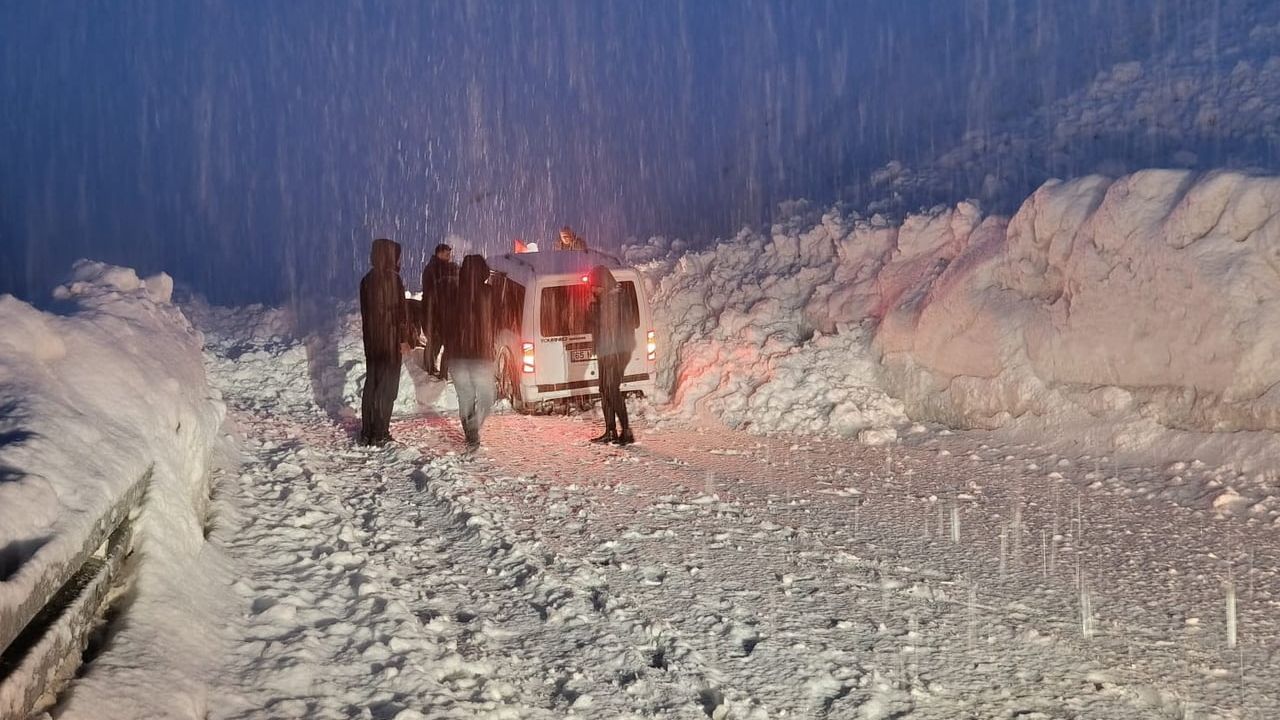 Hakkari-Van yolunda iki çığın arasında kalan 5 araç kurtarıldı