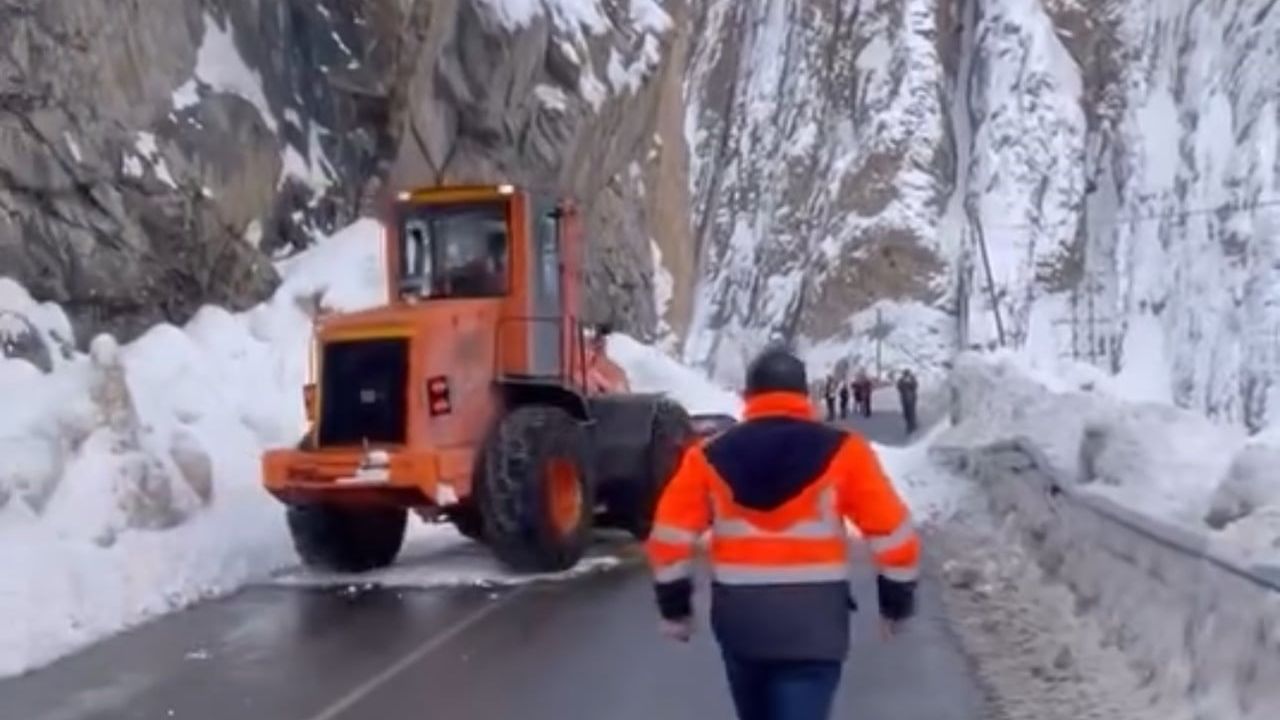 Hakkari-Yüksekova Kara Yolu'na Çığ Düştü: Trafik Kapandı, Ekipler Müdahale Etti
