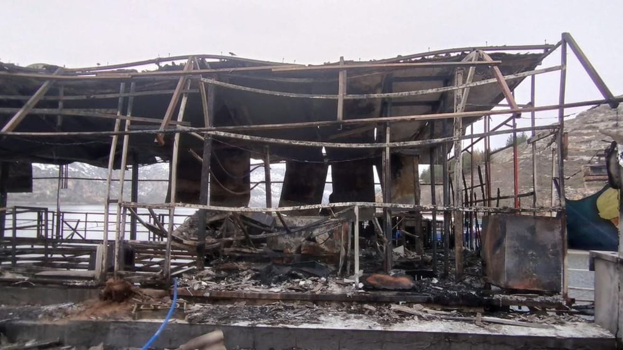 Halfeti'de Fırat Nehri Üzerindeki Duba Restoran Yine Yandı