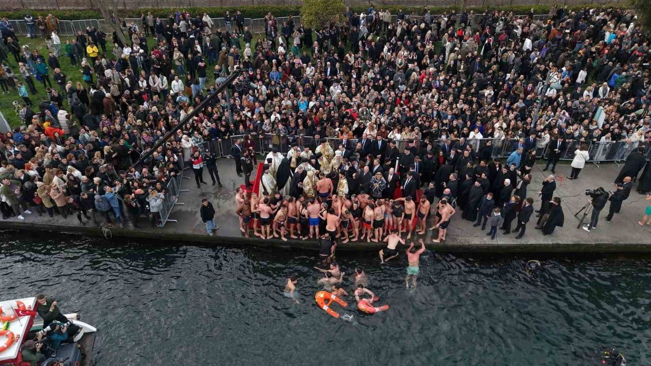 Haliç'te Denizden Haç Çıkarma Töreni — Patrik Bartholomeos'un Attığı Haçı Vasilios Konstantinidis Çıkardı