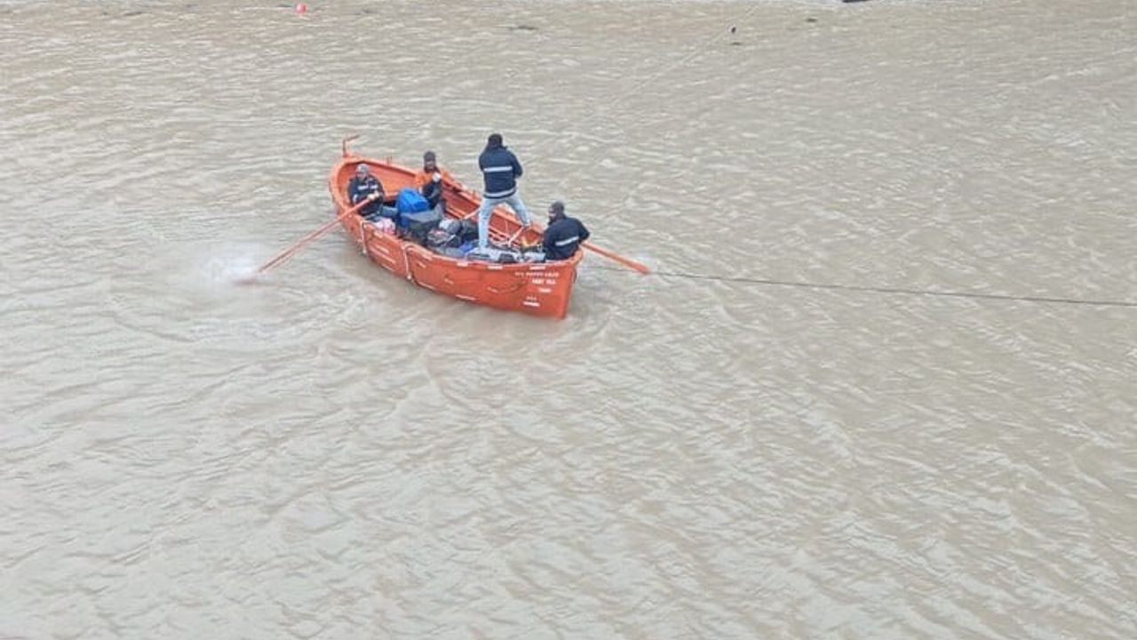 Happy Aras Karaya Oturdu — 3'ü Türk 11 Mürettebat Emniyetle Gemiden Ayrıldı