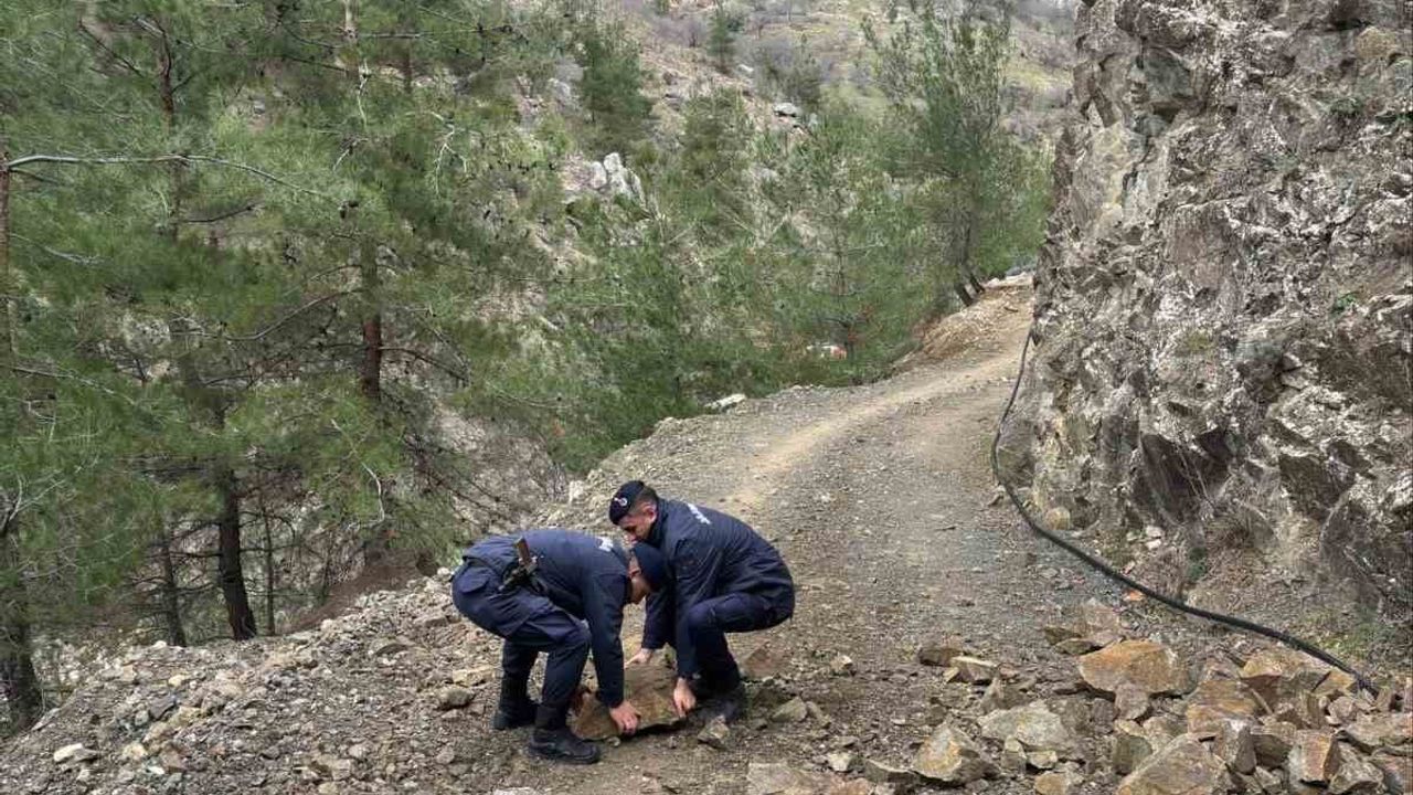 Harmankaya Tabiat Kanyonu yolunu kapatan kaya jandarma tarafından kaldırıldı