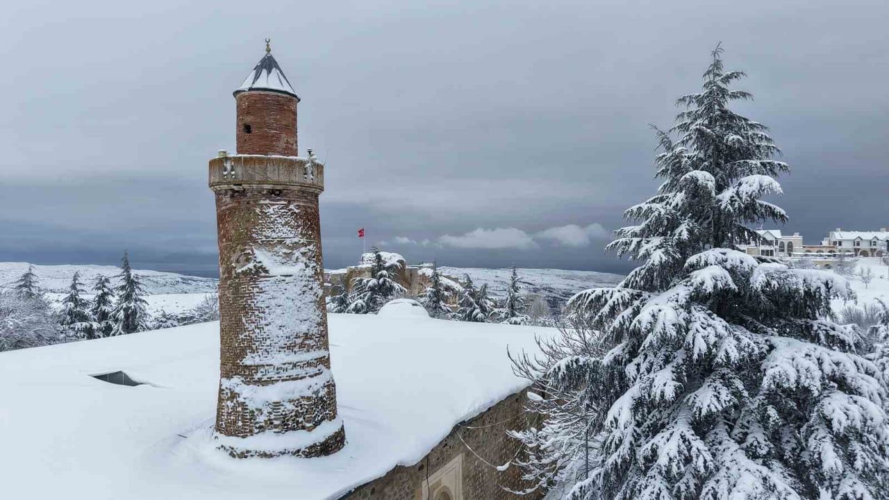Harput Beyaza Büründü: Tarihi Mahalle Kartpostallık Görüntüler Oluşturdu