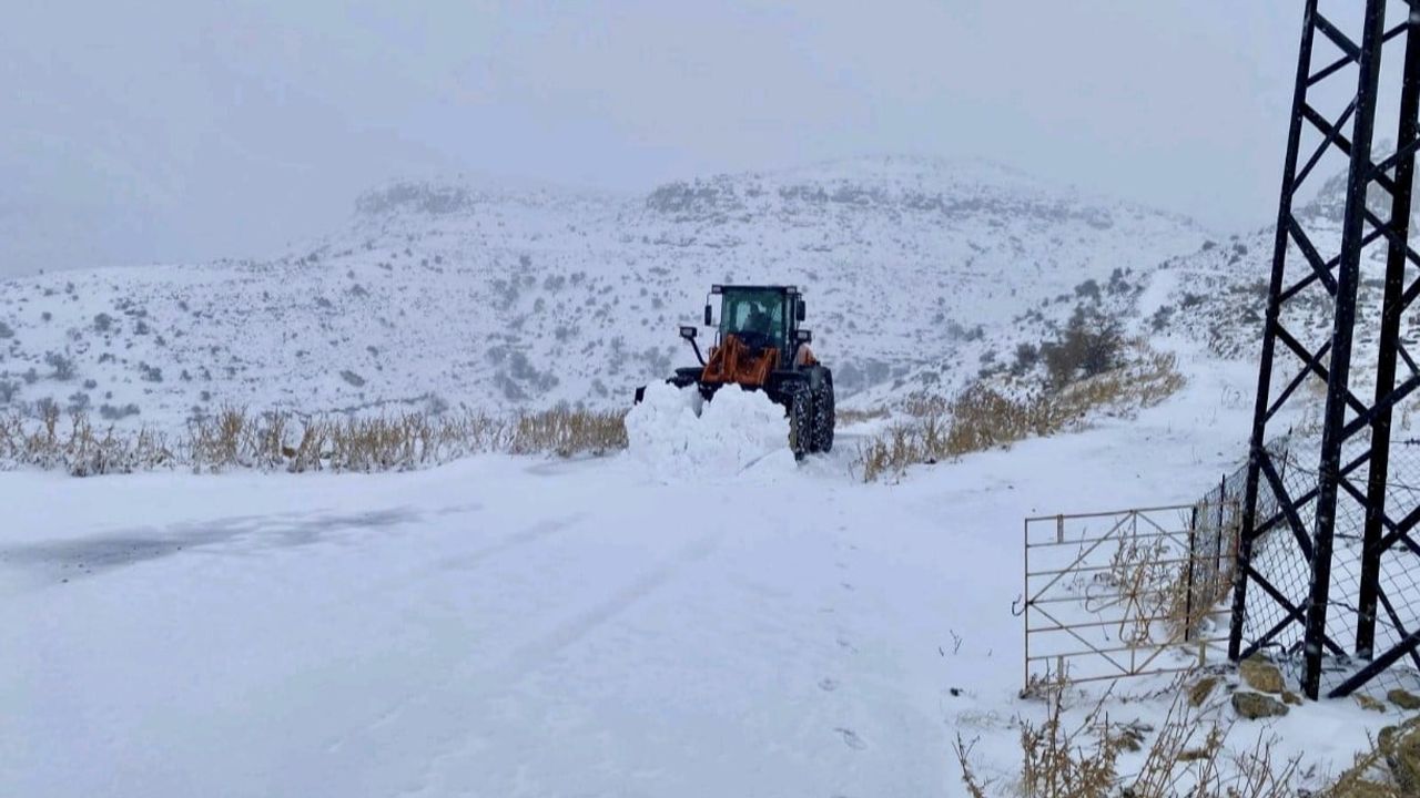 Hasankeyf'te Uzundere köy yolu kar sonrası yeniden ulaşıma açıldı