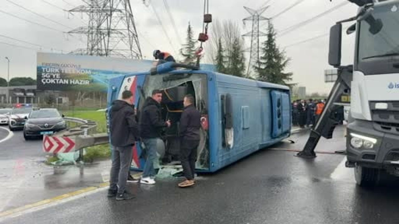 Hasdal Yolu Kemerburgaz'ta Cezaevi Aracı Devrildi