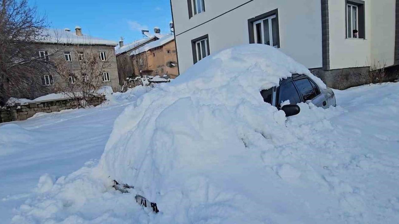 Hasköy'de Araçlar Kar Altında Kaldı — Kar Kalınlığı 1–2 Metreye Ulaştı