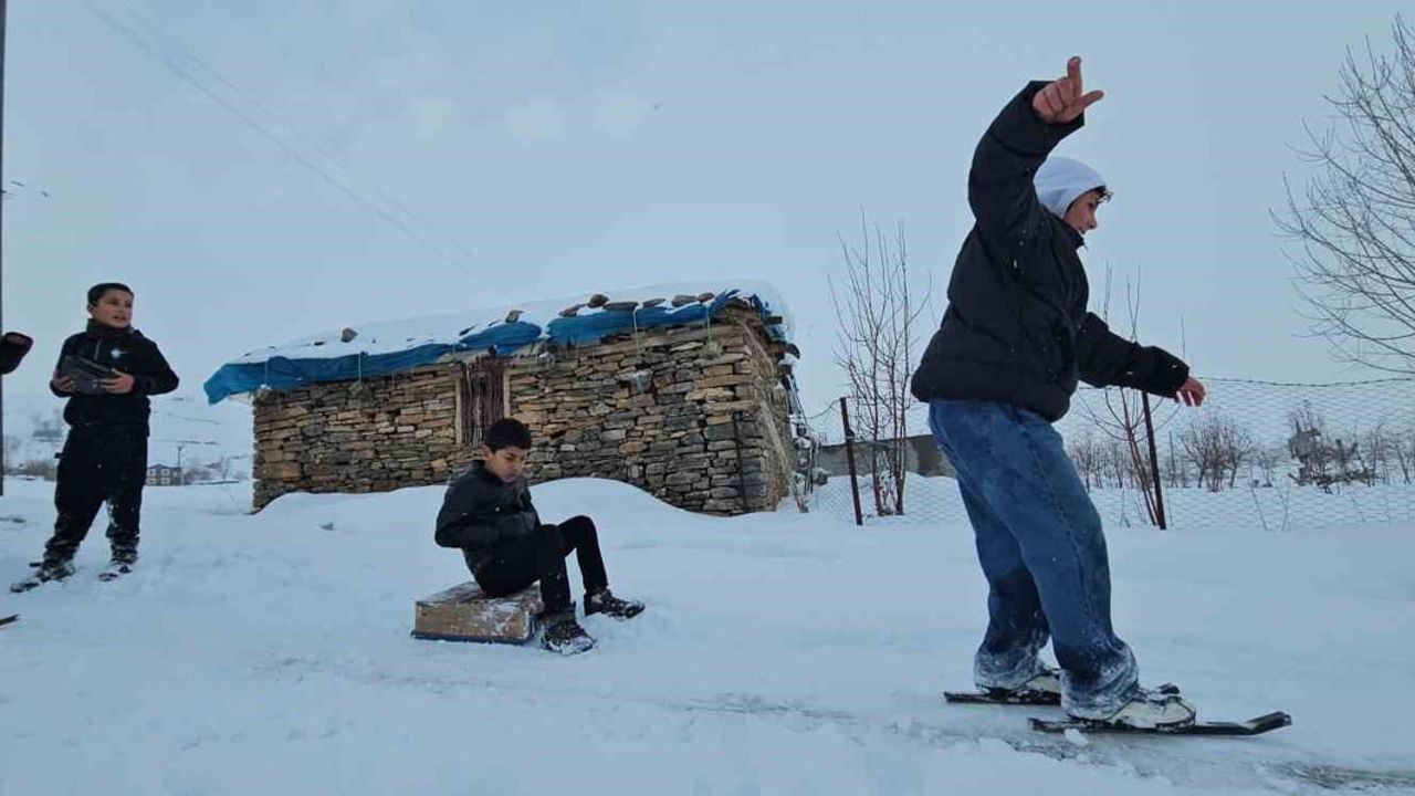 Hasköy'de Çocuklar El Yapımı Patenlerle Karın Tadını Çıkardı
