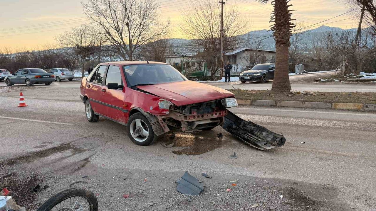 Hassa'da TOFAŞ ile motosiklet çarpıştı: Sürücü yaralandı