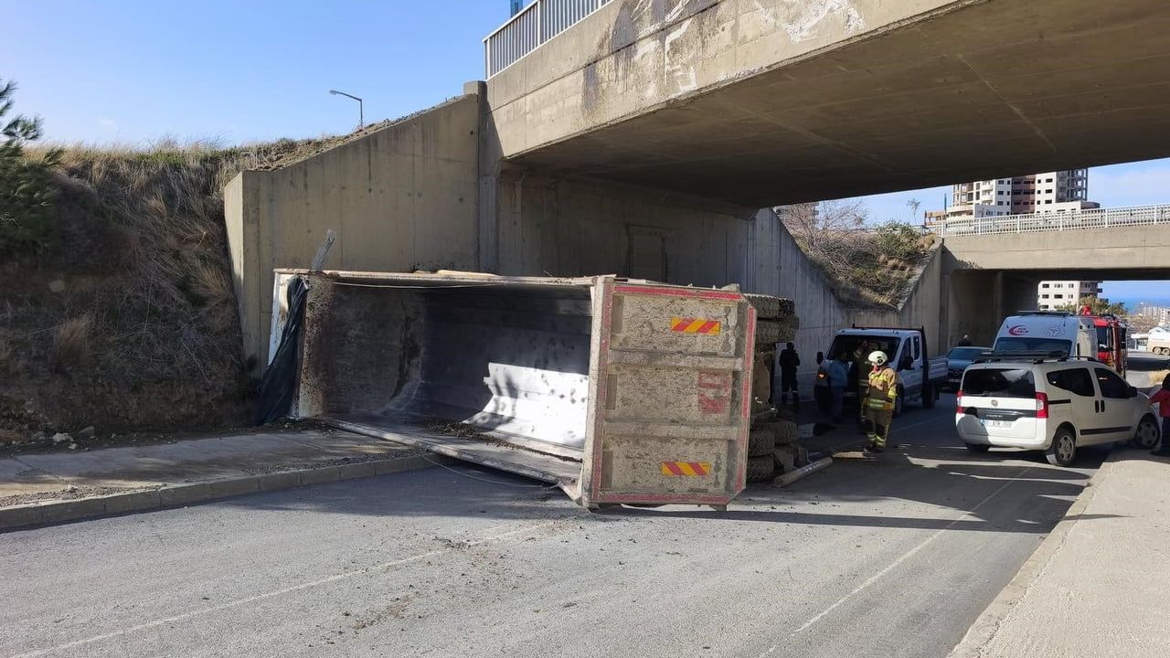 Hatay Arsuz'ta Hafriyat Kamyonu Devrildi: Sürücü Yaralandı