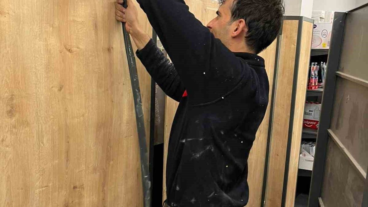 Hatay Arsuz'ta Havalandırma Boşluğunda Mahsur Kalan Kedi İtfaiye Tarafından Kurtarıldı