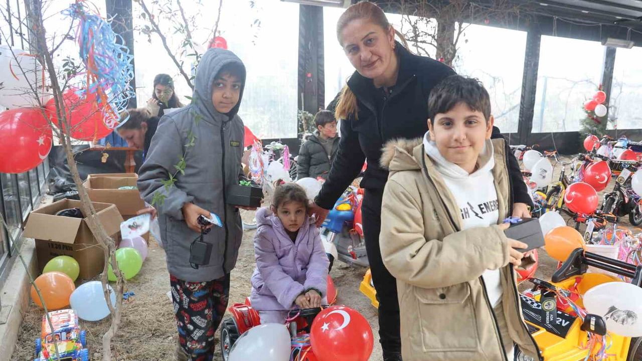 Hatay'da 200 Öksüz ve Yetim Depremzede Çocuğa Hediyeler Dağıtıldı