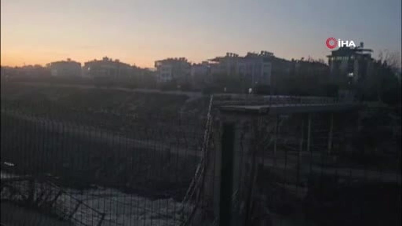 Hatay'da Asi Nehri Üzerindeki Yaya Köprüsü Kısmı Çöktü — Yaralanma Yok