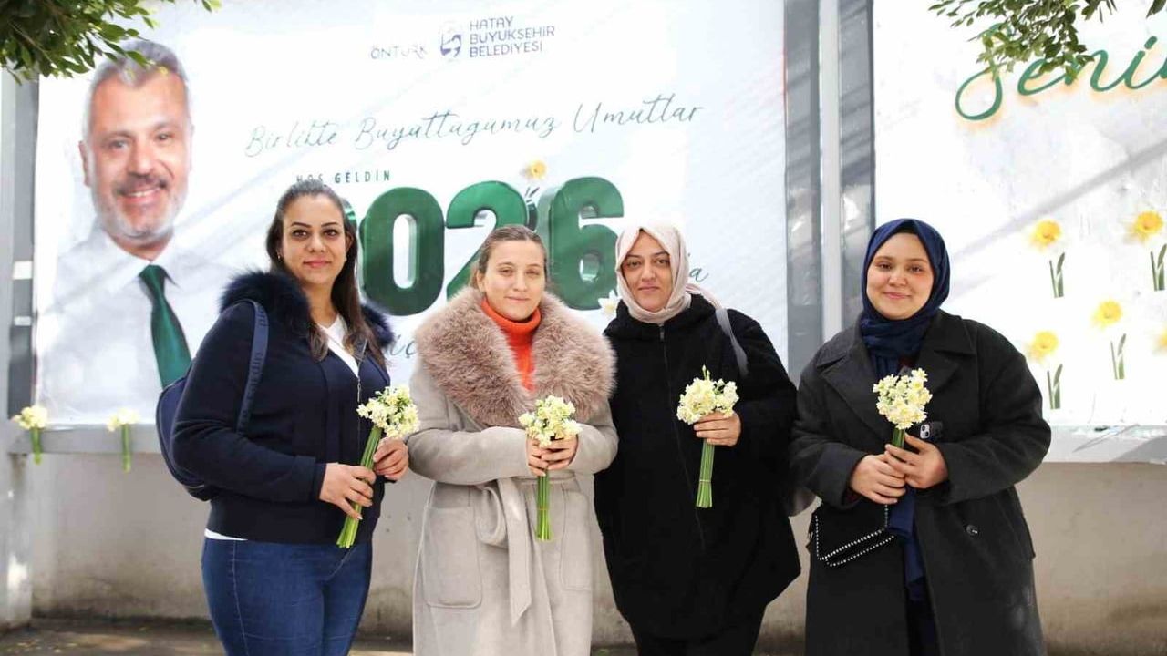 Hatay'da Billboardlara Nergis: HBB'den Yeni Yıl Hediyesi