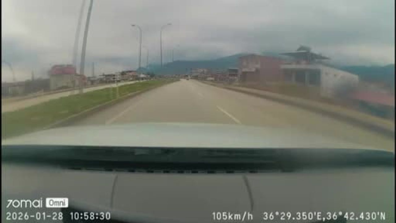 Hatay'da BMW'nin Patlayan Airbag'ı Sürücünün Elini Yaktı — Kaza Kamerada