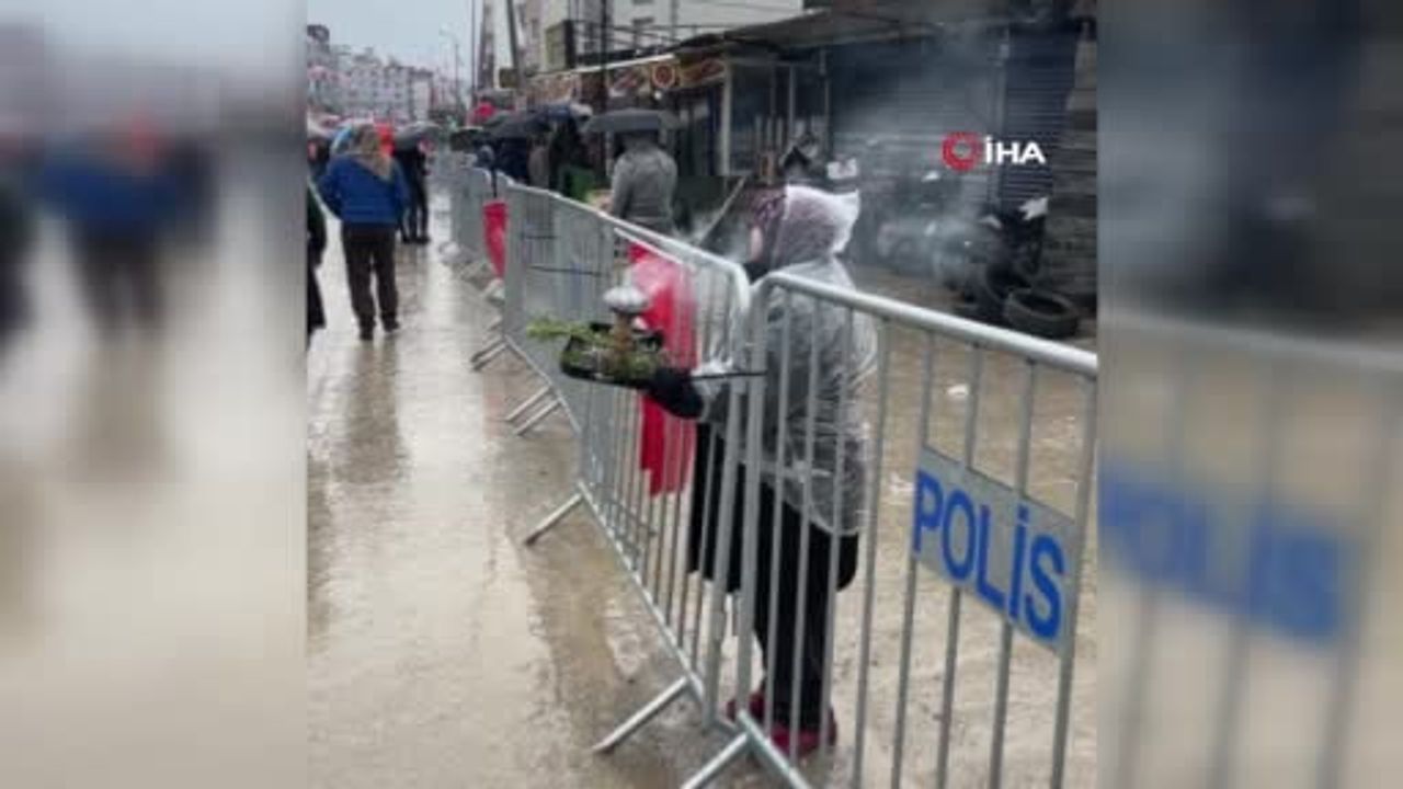 Hatay'da CHP mitinginde tütsü düştü: Yaşlı kadın yanma tehlikesi atlattı