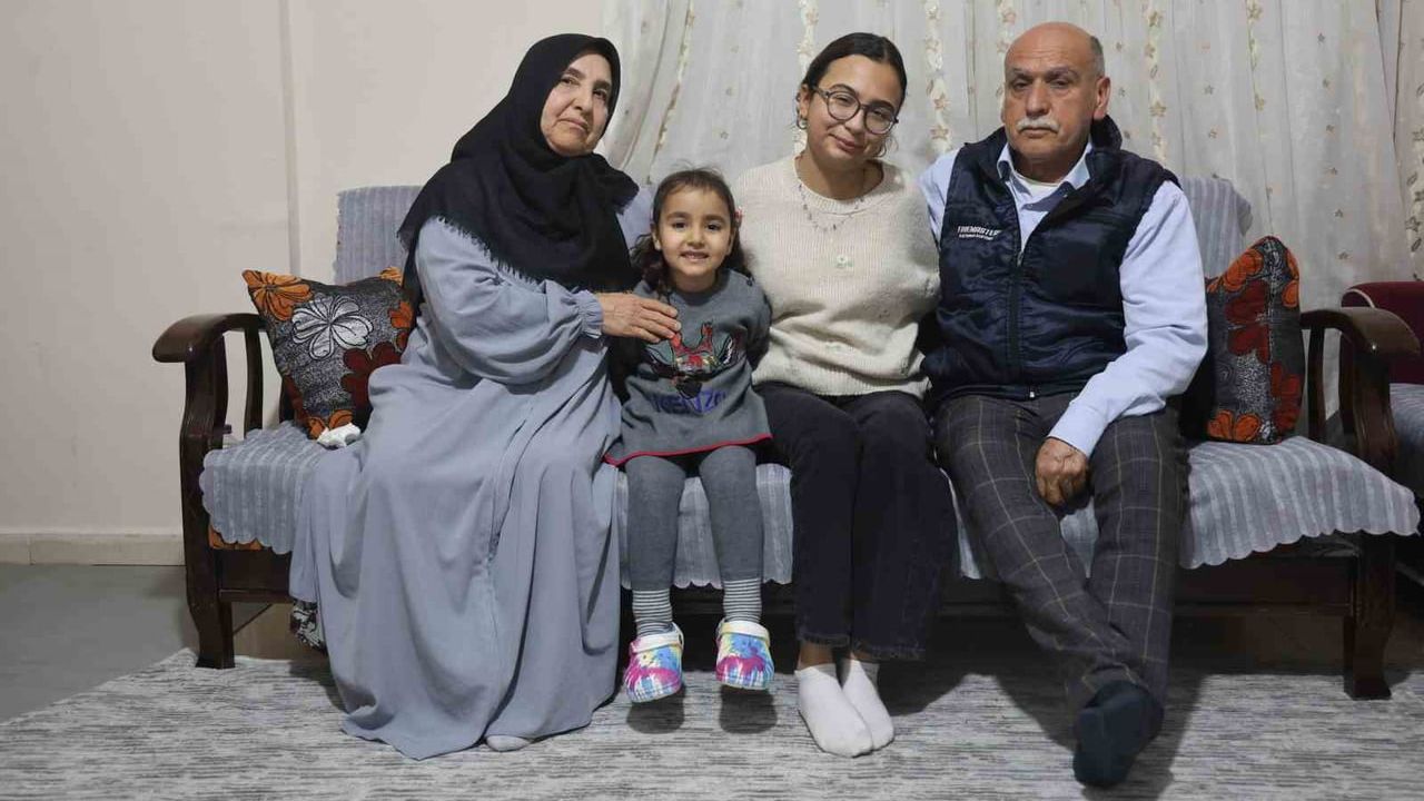 Hatay'da Depremde 3 Evladını Kaybeden Aliye Dağlı, Torunlarıyla Hayata Tutunuyor