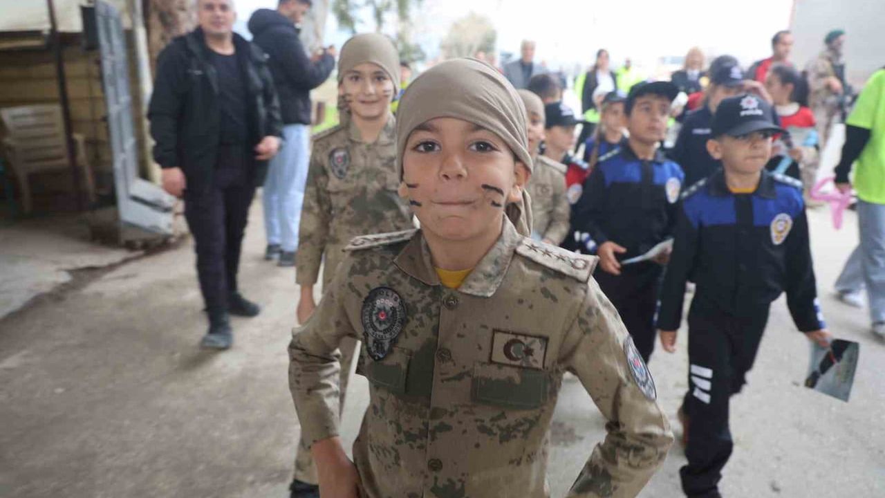Hatay'da depremzede çocuklar polis ve jandarma üniformasıyla trafik denetimi yaptı