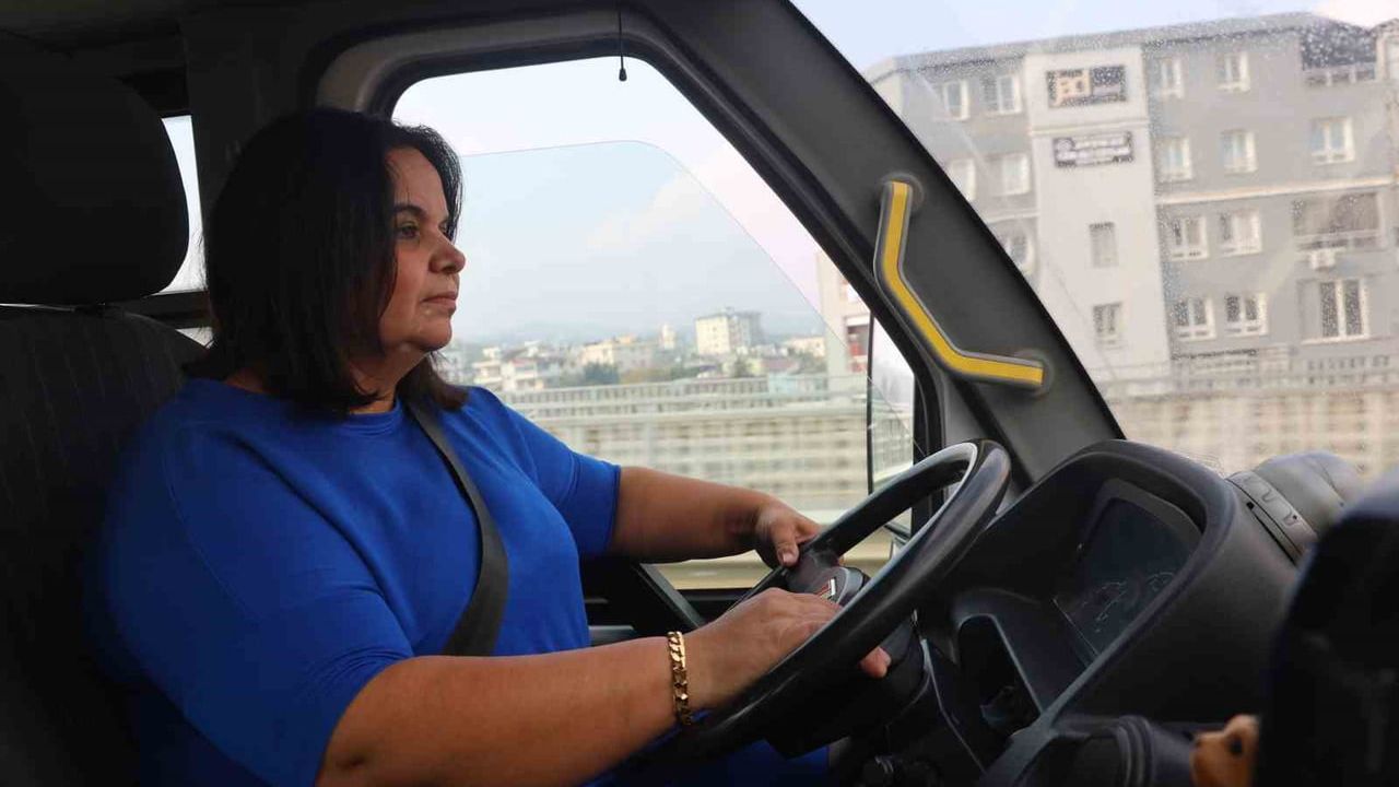 Hatay'da Dolmuşçu Zeynep Kılıç: Direksiyonda Ekmek Kazanıyor