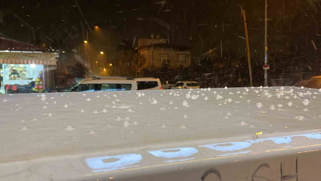 Hatay'da Dolu Yağışı: Yayladağı Bezge Mahallesi Beyaza Büründü