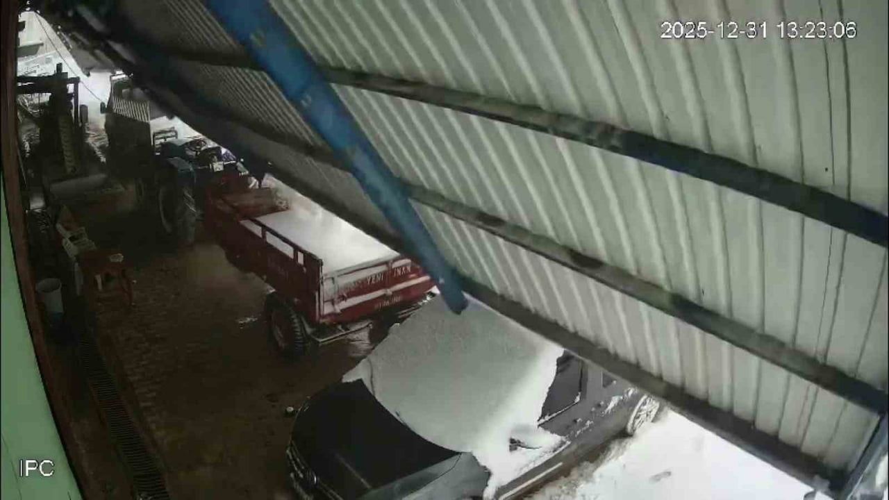 Hatay'da Fabrika Çatısı Kar Yüküne Dayanamadı: 3 Araç Hasar Aldı