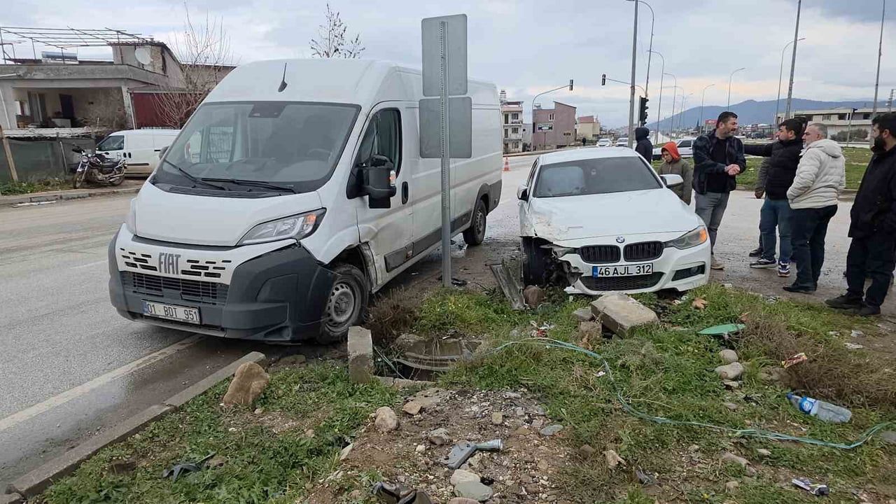Hatay'da FİAT Minibüs ile BMW Çarpıştı — Kaza Araç Kamerasına Yansıdı