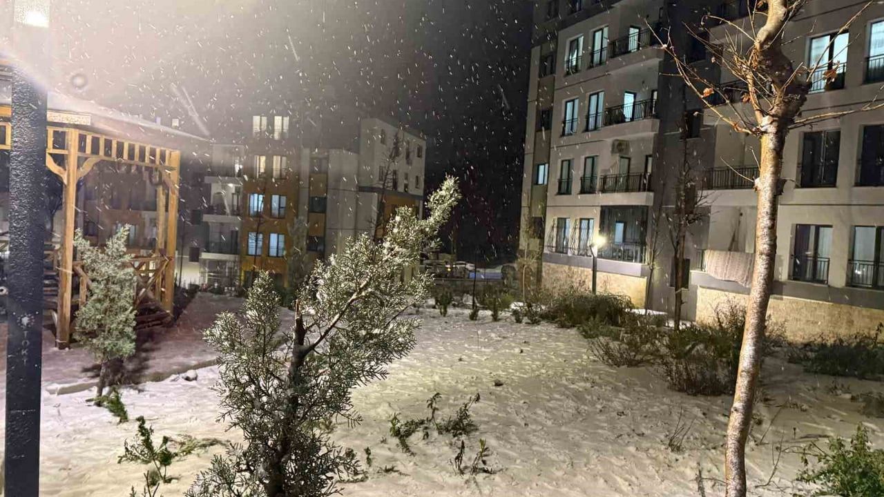 Hatay'da Kar Yağışı Gülderen'de Sevinç: Sokaklar Doldu, Araçlar Zorlandı