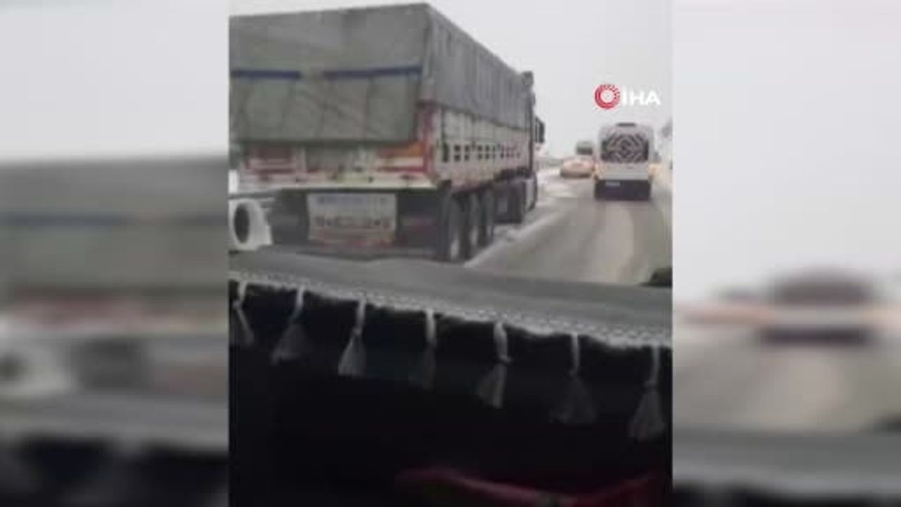 Hatay'da Kar Yağışı: Sürücülere Zor Anlar, Çocuklara Neşe