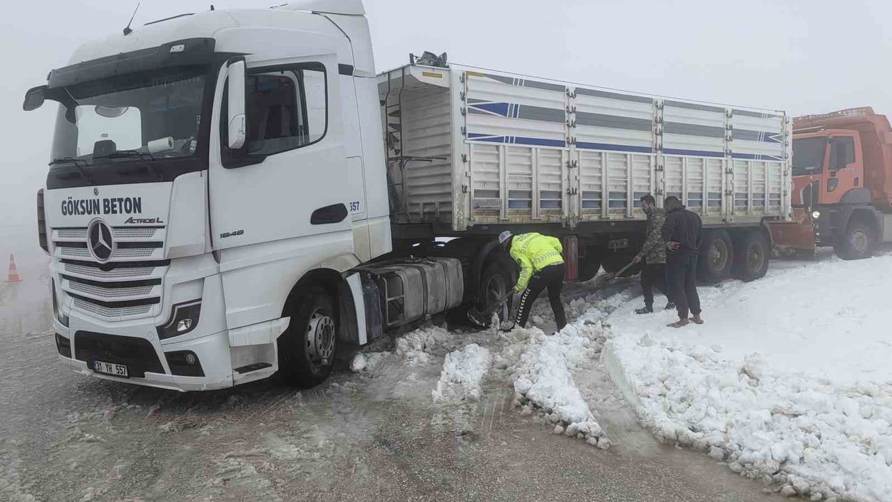Hatay'da Kar Yağışı: Yayladağı-Antakya ve Altınözü-Antakya Yollarında Kısıtlama