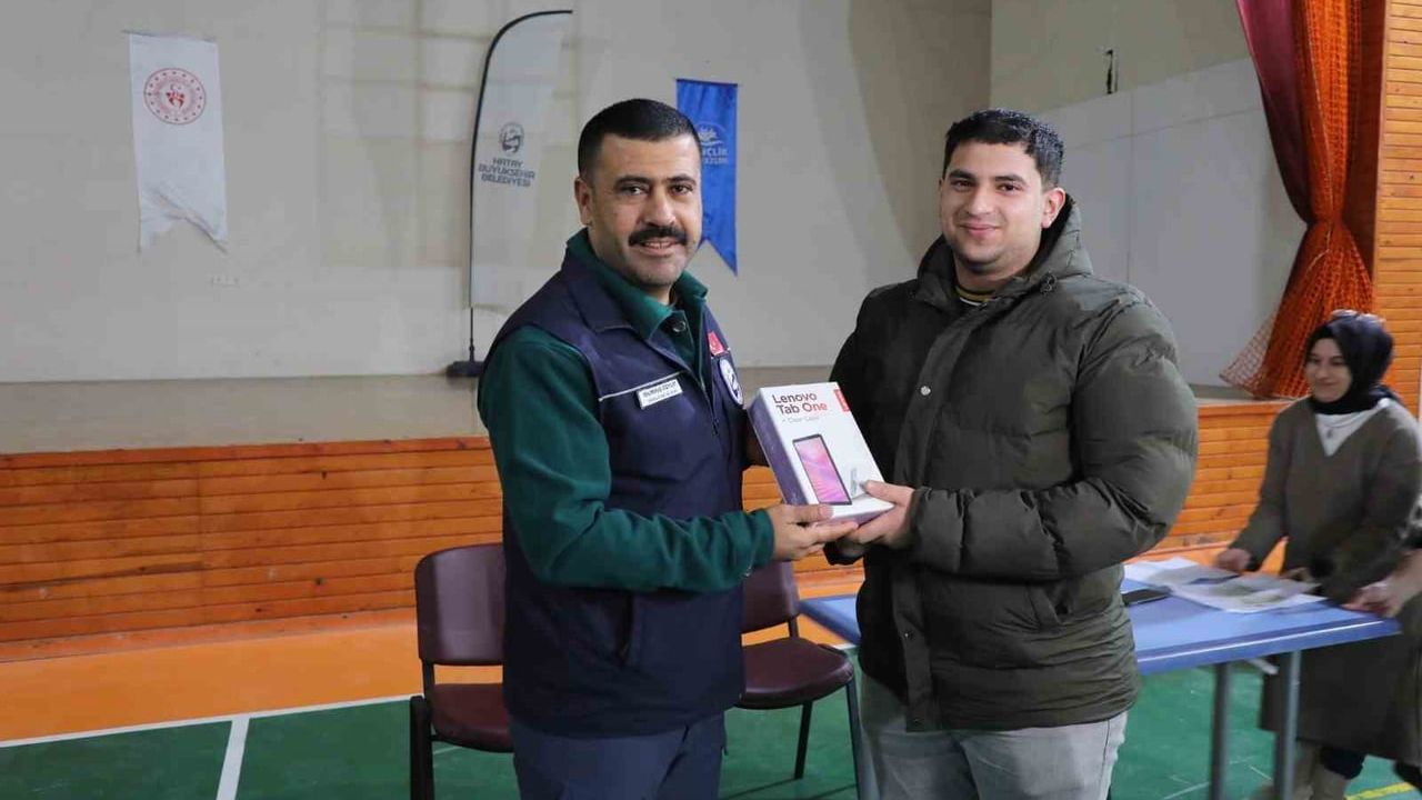 Hatay'da 'Kardeşim Ol' Projesi: Depremzede Öğrencilere Burs ve Tablet Desteği