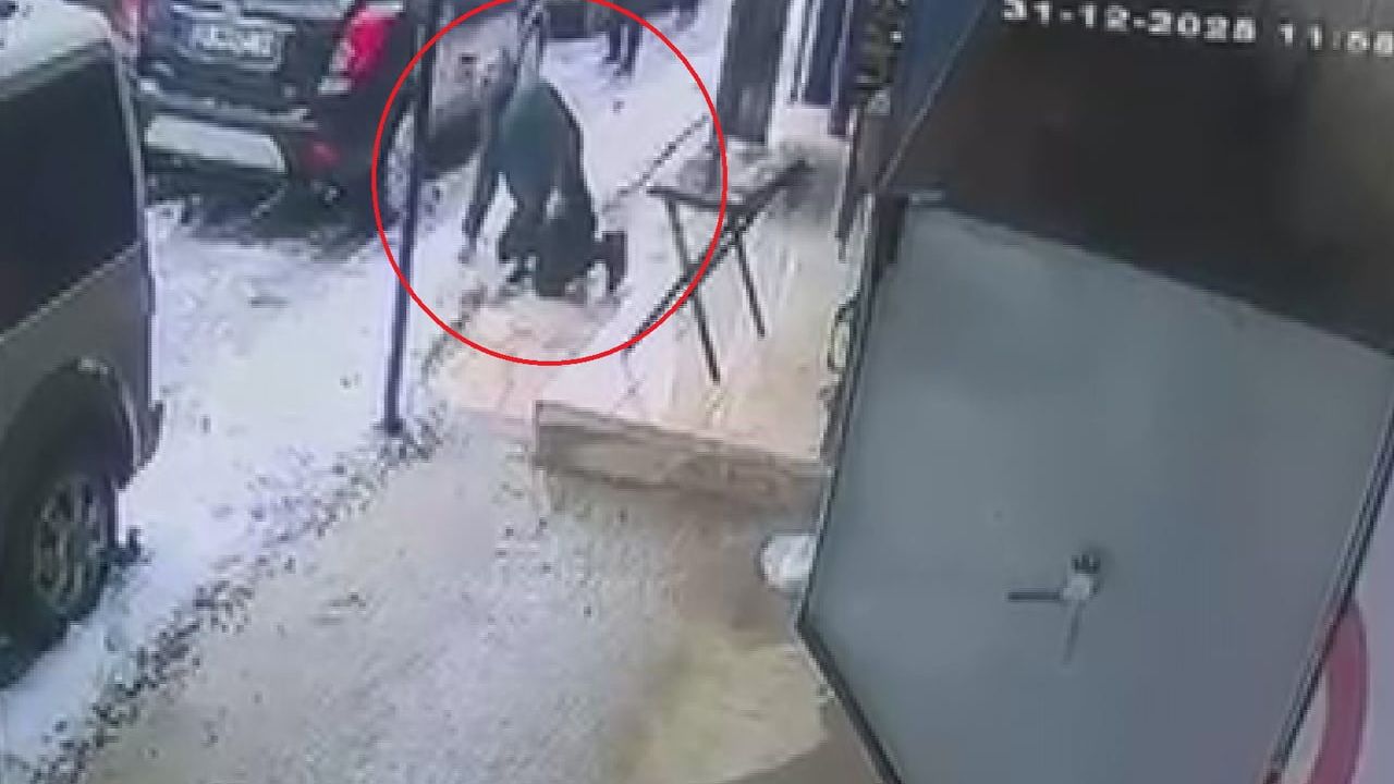 Hatay'da Karla Kaplanan Fayanslar Kaydırdı — Güvenlik Kamerası Düşme Anlarını Yakaladı