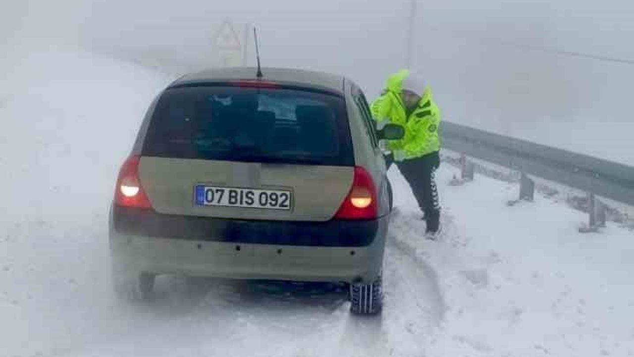 Hatay’da Karla Mahsur Kalanlara Polis Yardımı