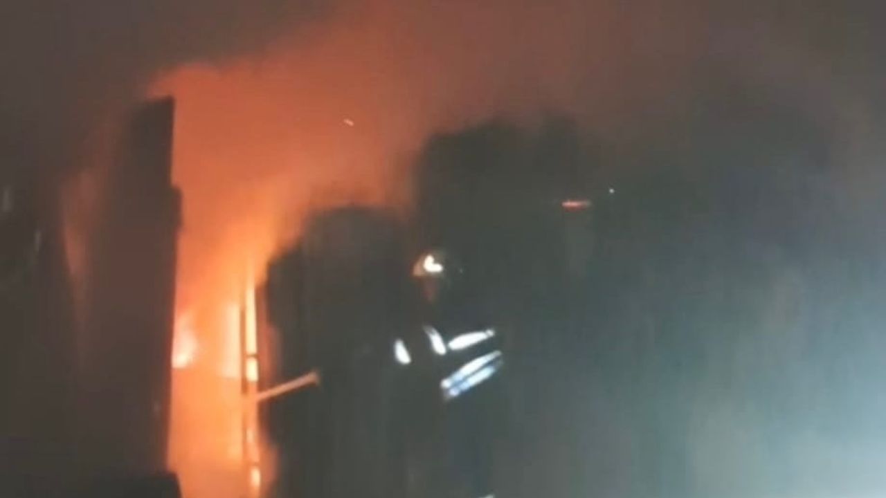 Hatay'da Konteyner Yangını: Turunçlu Mahallesi'nde Depo Konteyneri Kullanılamaz Hale Geldi