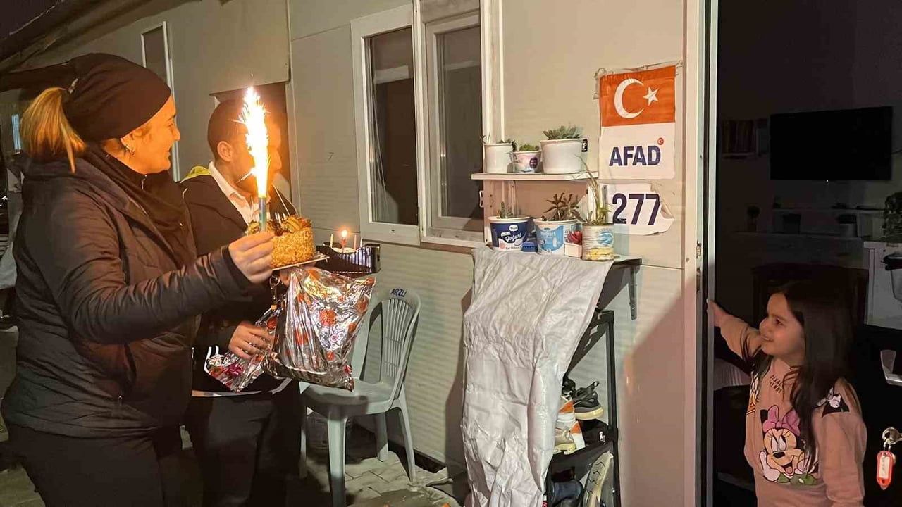 Hatay'da Konteynerdeki Alya’nın Sürpriz Doğum Günü Dileği Yürekleri Isıttı