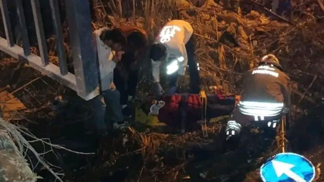 Hatay'da Minibüsle Çarpışan Motosiklet Su Kanalına Devrildi: 2 Yaralı